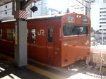 Ein Zug der Osaka Loop Line verlässt den Bahnhof Osaka, September 2013